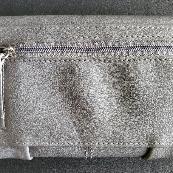 Kenneth Cole Reaction Wallet - Picture 3 of 6